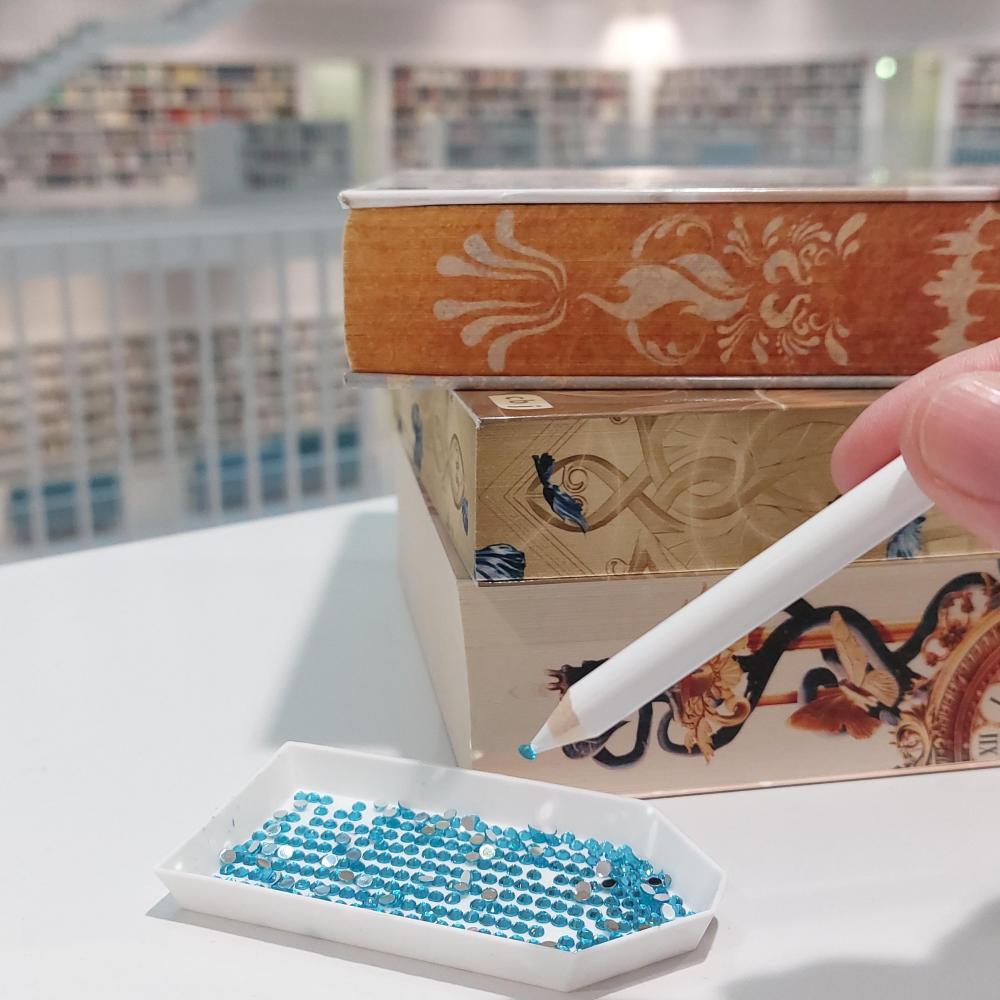 Bild zur Veranstaltung - DIY BookTok Vibes: Glamouröses Bedazzeln