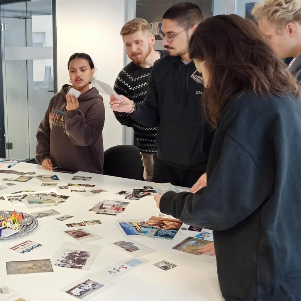 Bild zur Veranstaltung - Yad be Yad - Hand in Hand: Offener Workshop für Jugendliche zu Antisemitismus und antimuslimischem Rassismus