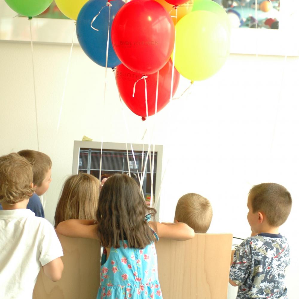 Bild zur Veranstaltung - 20 Jahre Stadtteilbibliothek West - Clown Fanelli feiert mit uns Geburtstag!