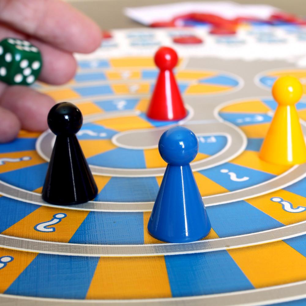 Bild zur Veranstaltung - Premiere: Monatlicher Spieleabend in der Bibliothek am Neckar – Brett- und Kartenspiele für Erwachsene