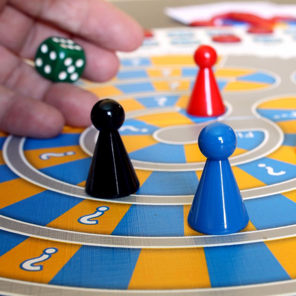 Bild zur Veranstaltung - Spieleabend in der Bibliothek am Neckar –  Brett- und Kartenspiele für Erwachsene
