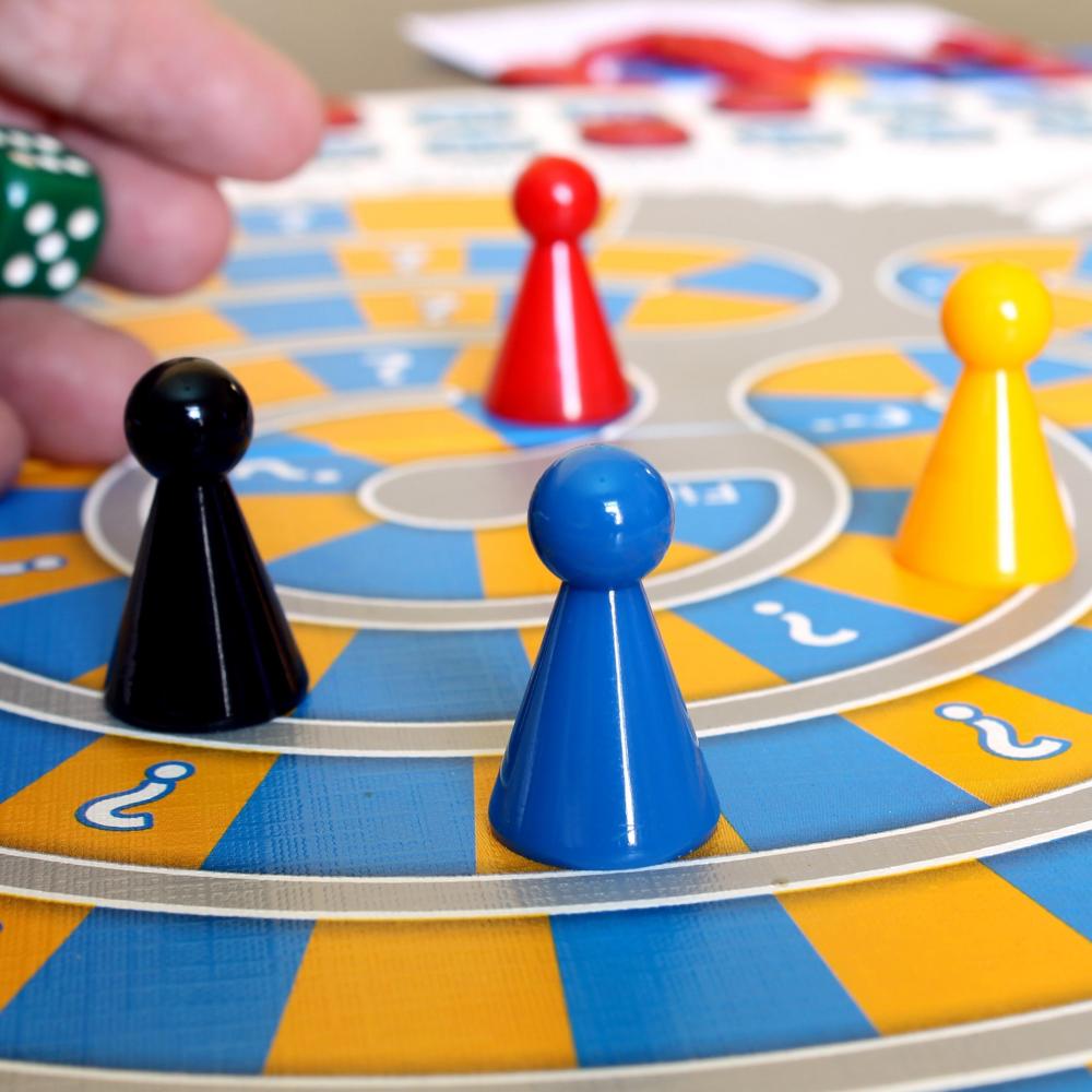 Bild zur Veranstaltung - Spieleabend in der Bibliothek am Neckar –  Brett- und Kartenspiele für Erwachsene