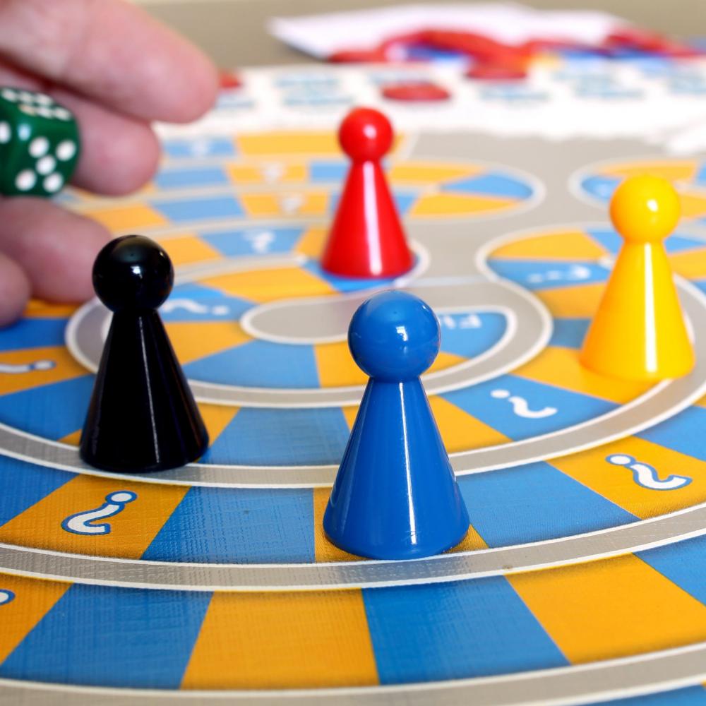 Bild zur Veranstaltung - Spieleabend in der Bibliothek am Neckar –  Brett- und Kartenspiele für Erwachsene