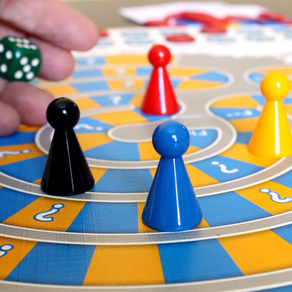 Bild zur Veranstaltung - Spieleabend in der Bibliothek am Neckar –  Brett- und Kartenspiele für Erwachsene