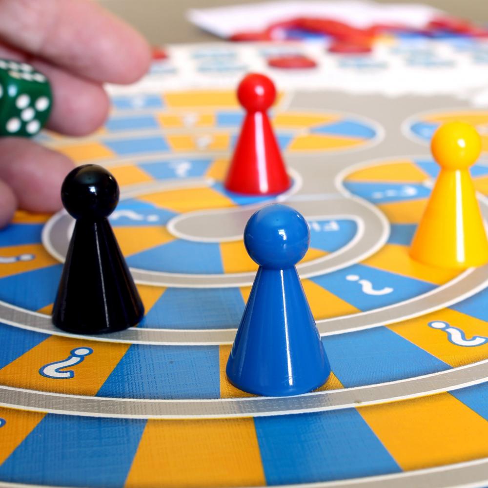 Bild zur Veranstaltung - Spieleabend in der Bibliothek am Neckar –  Brett- und Kartenspiele für Erwachsene