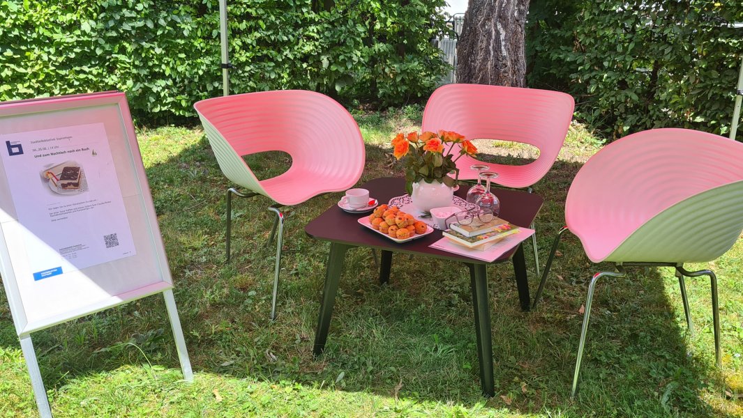 "Zum Nachtisch noch ein Buch" im Bibliotheksgarten
