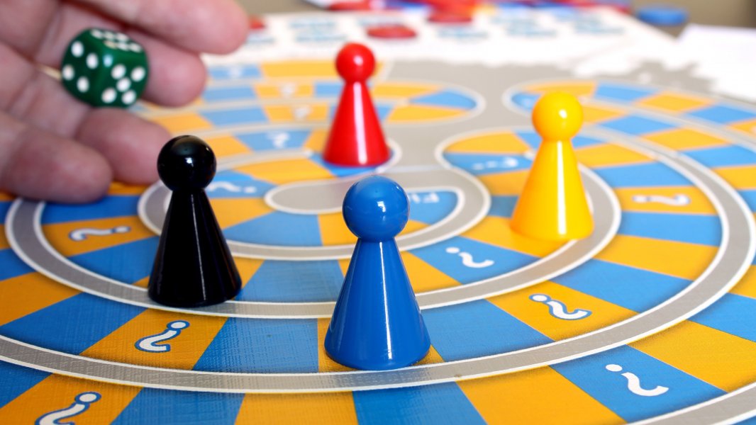 Spieleabend Oktober in der Bibliothek am Neckar –  Brett- und Kartenspiele für Erwachsene