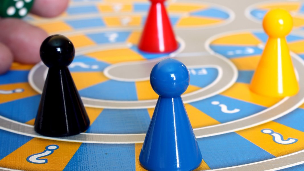 Spieleabend November in der Bibliothek am Neckar –  Brett- und Kartenspiele für Erwachsene