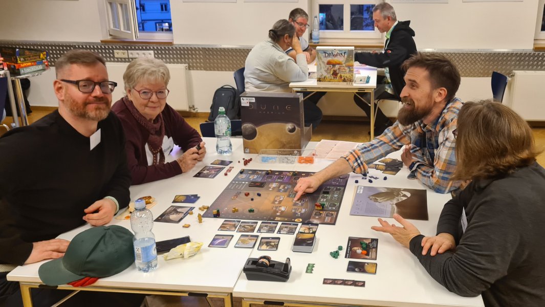 Spielen zwischen Büchern: Brettspielabend
