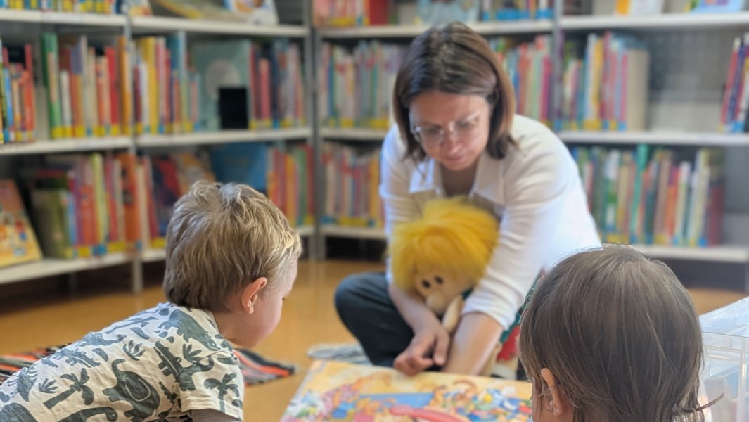 Windelflitzer zwischen Büchern