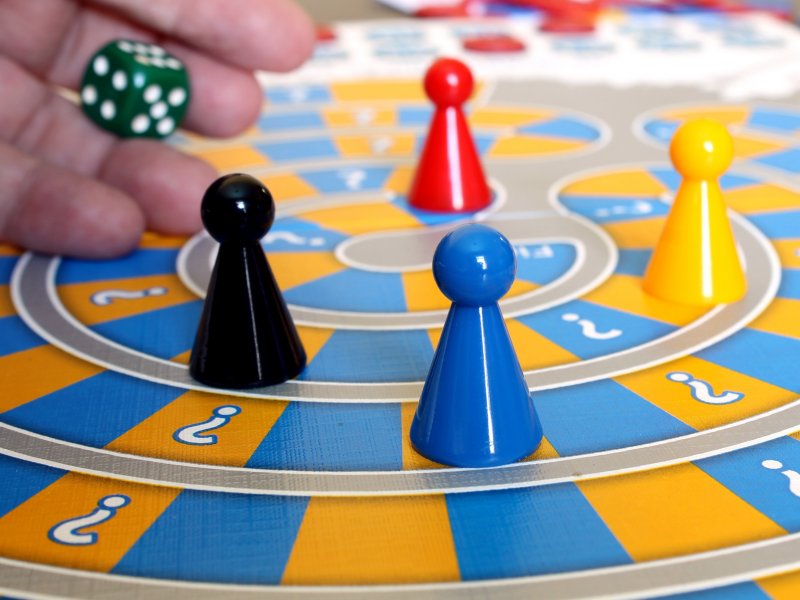 Spieleabend Oktober in der Bibliothek am Neckar –  Brett- und Kartenspiele für Erwachsene