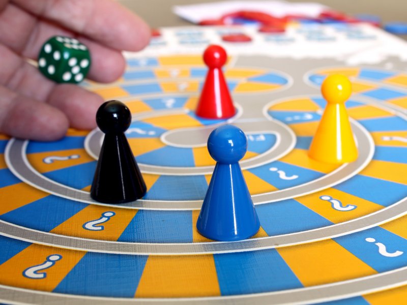 Spieleabend September in der Bibliothek am Neckar –  Brett- und Kartenspiele für Erwachsene