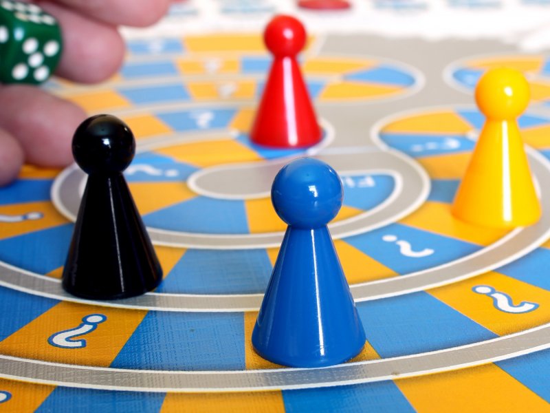 Spieleabend November in der Bibliothek am Neckar –  Brett- und Kartenspiele für Erwachsene