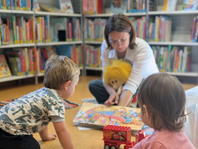 Windelflitzer zwischen Büchern